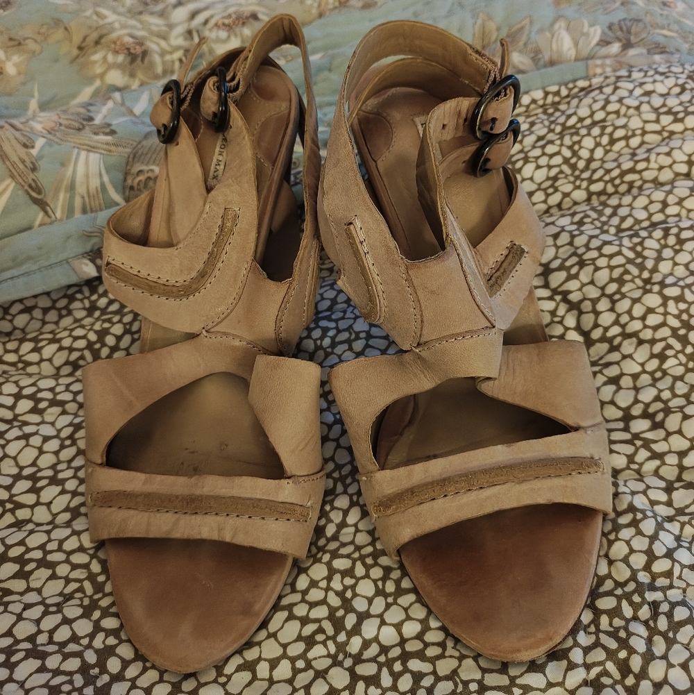 Women's Leon Max Nude/Tan Strappy Double Buckle Sandals Sz 5